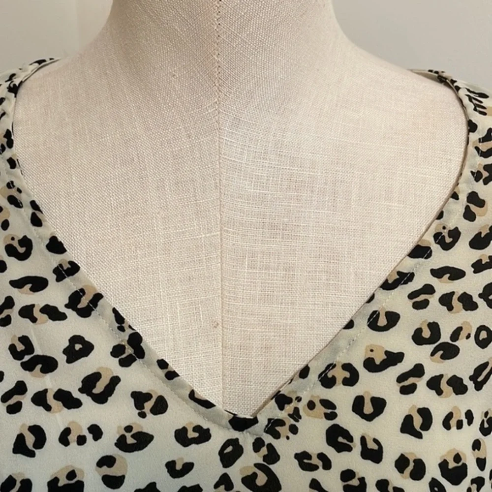 Zac & Rachel blouse animal print long sleeve blouse V Neck leopard Top Sz M